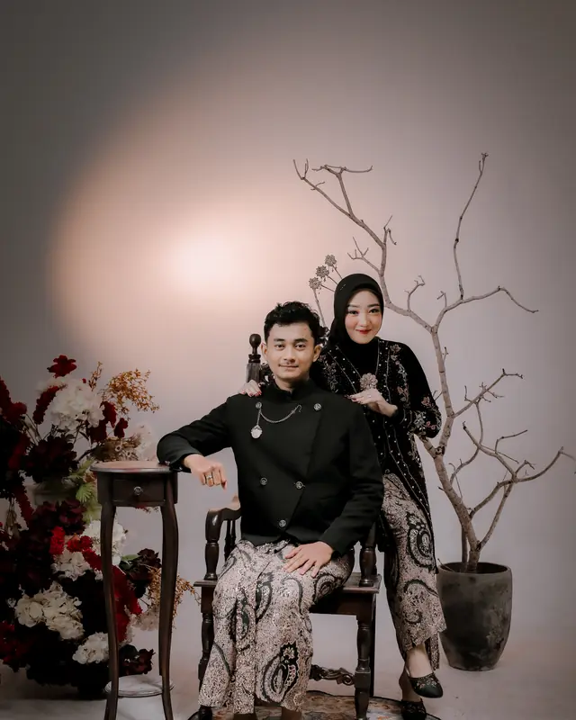 Adit duduk, Nadea berdiri di belakangnya