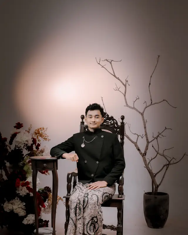 Potret Adit duduk