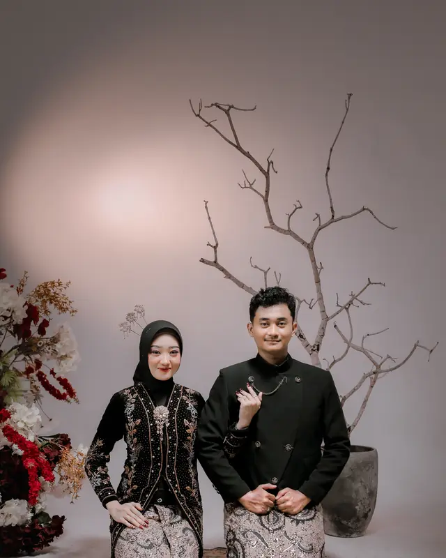 Adit dan Nadea bersimpuh berdampingan